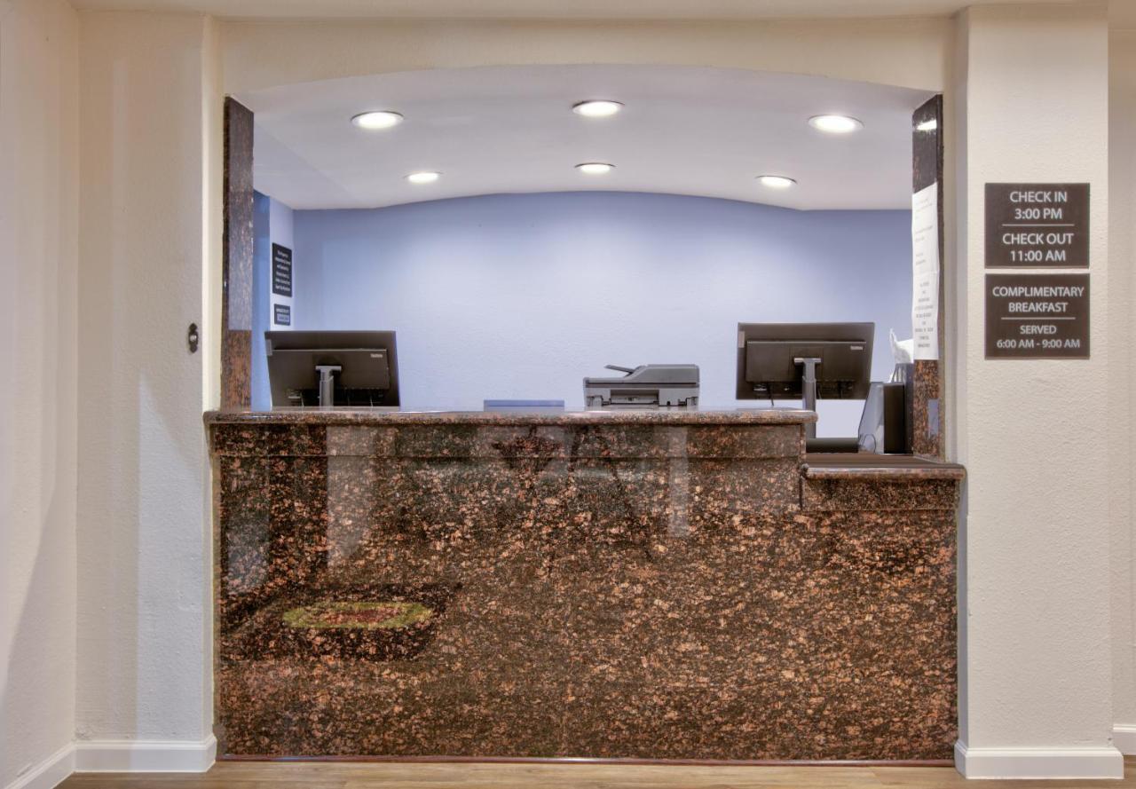 Super 8 By Wyndham Victoria - South - Hwy 59 Hotel Luaran gambar