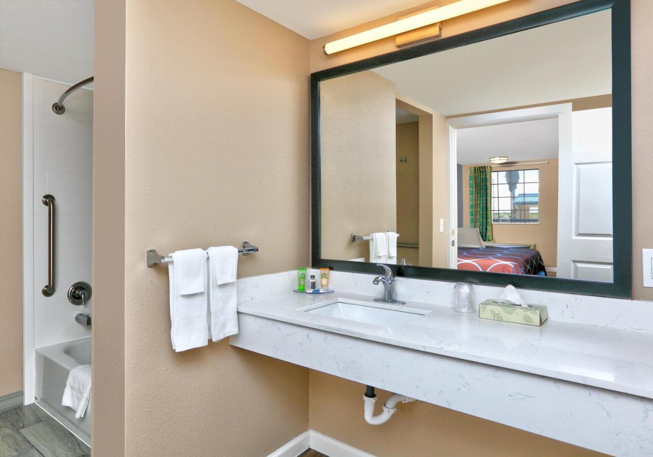 Super 8 By Wyndham Victoria - South - Hwy 59 Hotel Luaran gambar