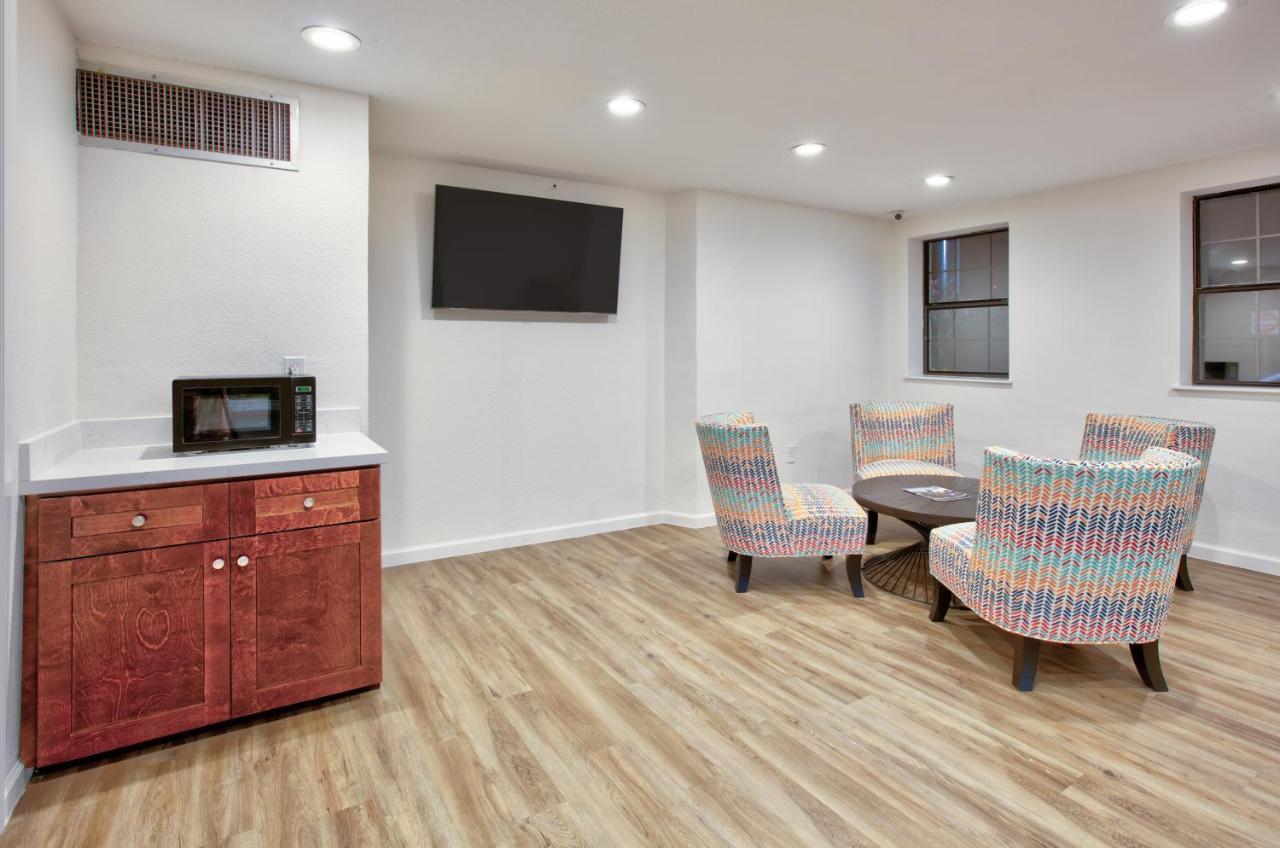 Super 8 By Wyndham Victoria - South - Hwy 59 Hotel Luaran gambar