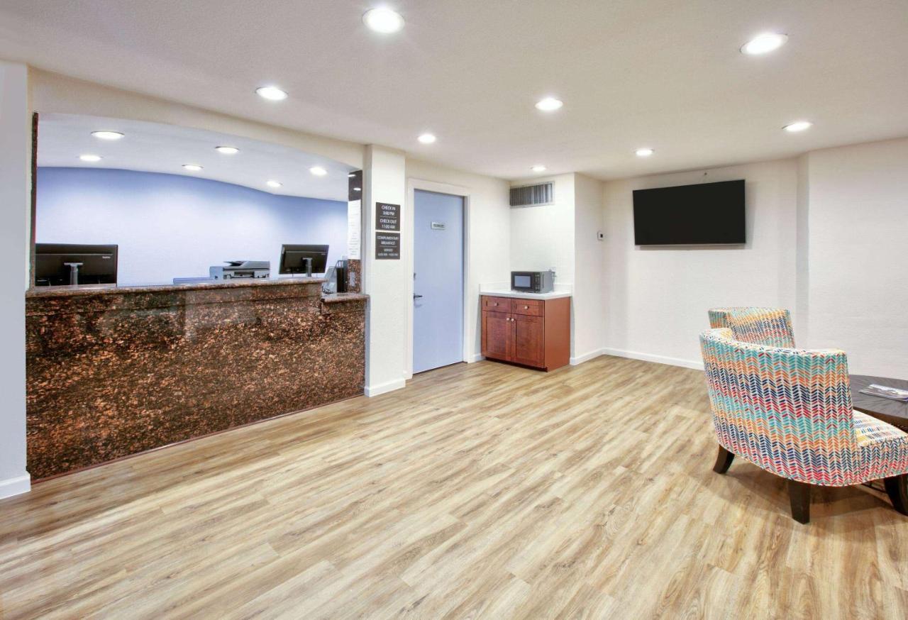 Super 8 By Wyndham Victoria - South - Hwy 59 Hotel Luaran gambar