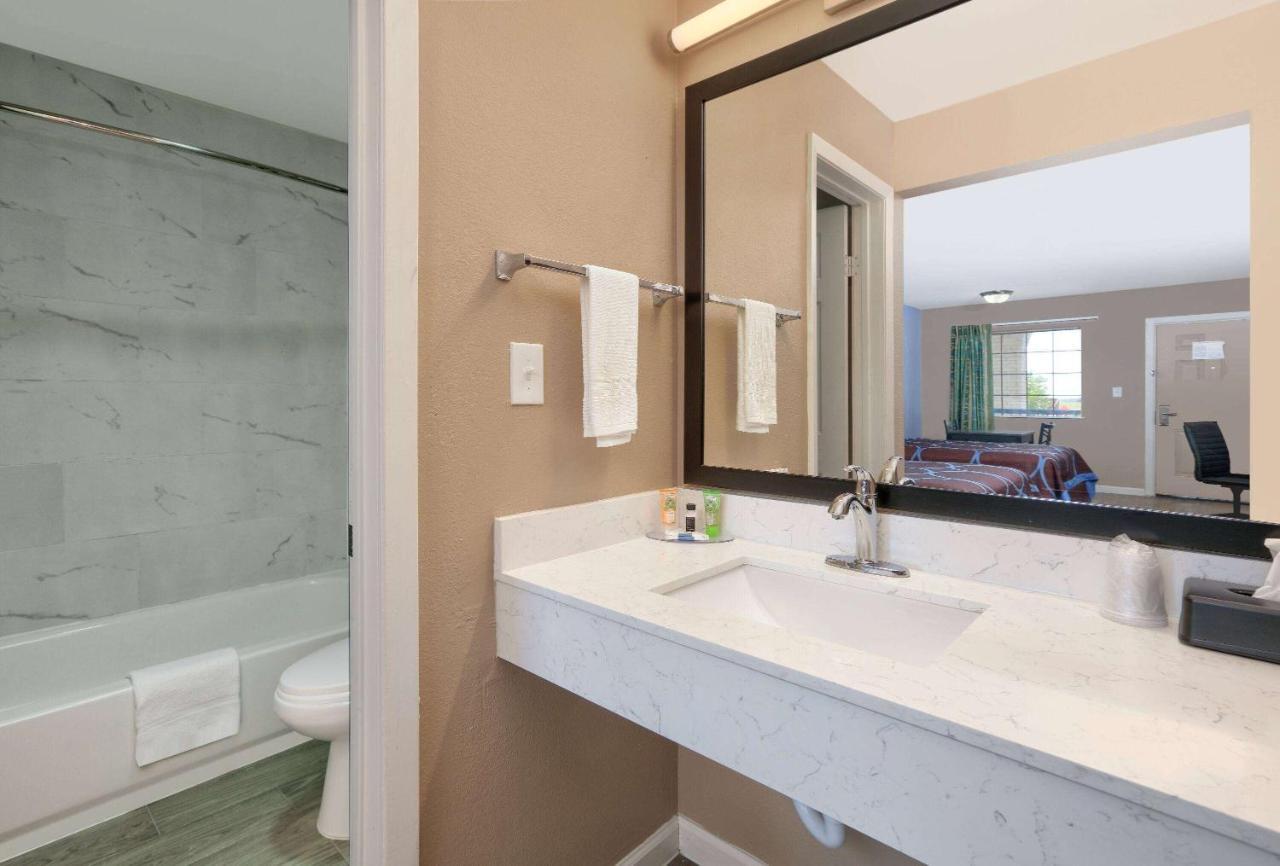 Super 8 By Wyndham Victoria - South - Hwy 59 Hotel Luaran gambar