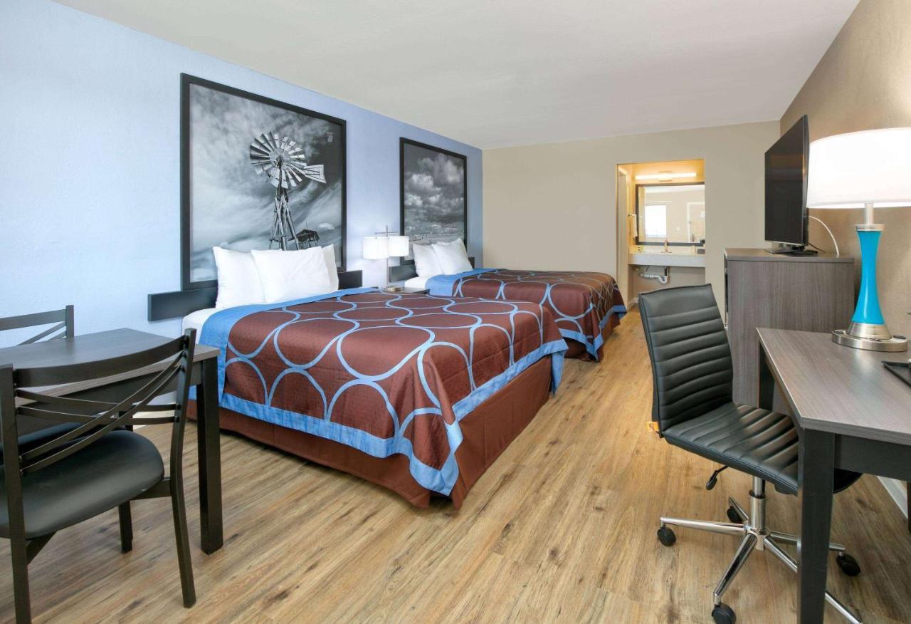 Super 8 By Wyndham Victoria - South - Hwy 59 Hotel Luaran gambar