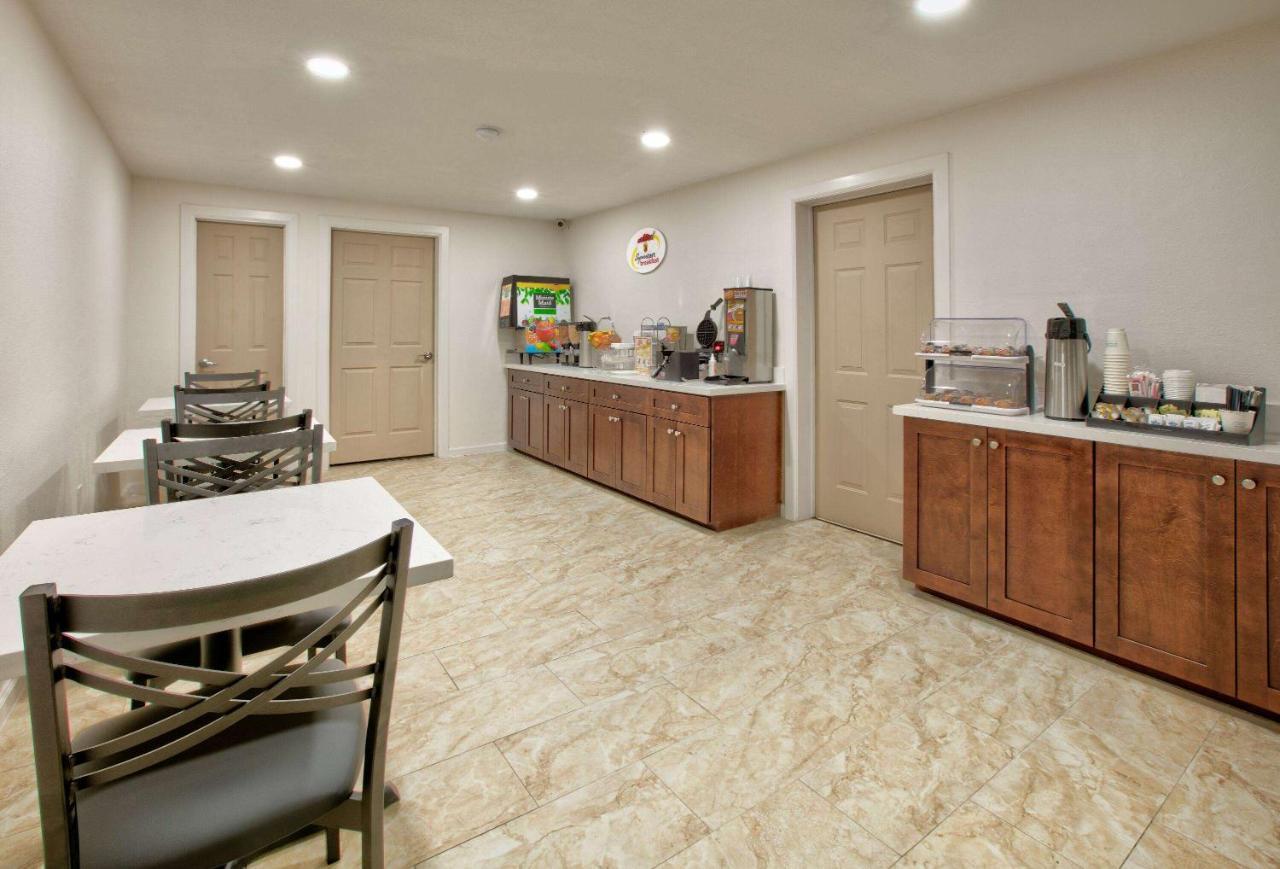 Super 8 By Wyndham Victoria - South - Hwy 59 Hotel Luaran gambar